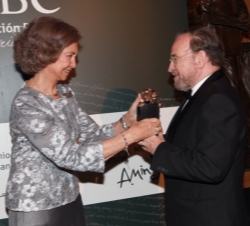 Su Majestad la Reina entrega el premio "Luca de Tena" a Antonio Burgos Belinchón